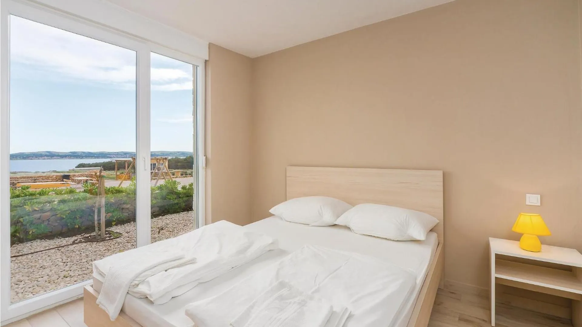 Beautiful Apartment In Povljana With Kitchen