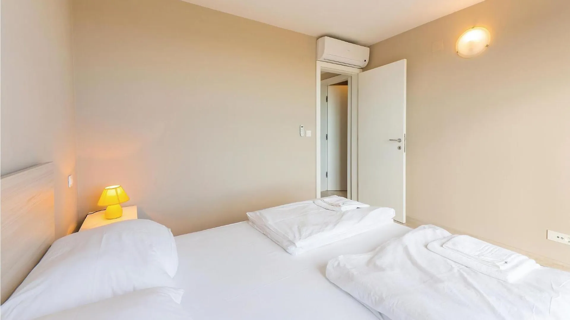 Beautiful Apartment In Povljana With Kitchen 0*,